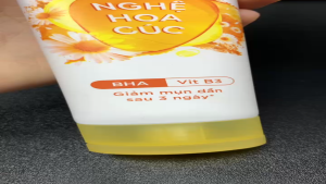 Sữa rửa mặt Hazeline ngăn ngừa mụn nghệ hoa cúc 100g