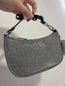 Lulu City Essentials Shoulder Túi đeo nách túi đeo vai 1L Túi xách hình lưỡi liềm hợp thời trang
