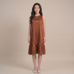 Đầm Suông Lovadova Sát Nách Cổ Tròn Chân Váy Đuôi Cá Nhún Bèo Vải Lụa Satin FD0703