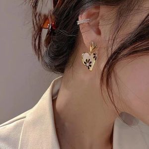 FLAIRBOX Vintage Daisy Flower Earrings Sophisticated Design Unique Pattern Retro Enamel Earrings Fashionable Lightweight Heart-Shaped Earrings Party