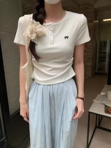 Ammin Áo thun cotton nguyên chất tay ngắn cổ tròn cài khuy lông bằng ren mới mùa hè 2024 áo Áo Blouse thanh lịch giản dị màu trơn thêu nơ thời trang phong cách ngắn cho nữ