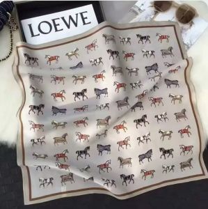 ผ้าพันคอไหมฤดูใบไม้ผลิและฤดูร้อนสำหรับผู้หญิง ผ้าพันคอผ้าซาตินทรงสี่เหลี่ยมสไตล์เรโทรและอเนกประสงค์ ผ้าพันคอแฟชั่นบาง ผ้าพันคอตกแต่งสำหรับเดินทาง ผ้าพันคอป้องกันคอ【VibeShop】