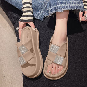 QZshop New Collection รองเท้าแตะแฟชั่น ด้วยทรงสวมเสริมพื้นมาให้แบบหรูหรา สายคาดมีความเพชรเล่นกับแสงสุดๆ รุ่นนี้วัสดุทำจากยางมีกันลื่นให้ คุ้มค่ากับราคามากจ้า