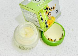 Kem dưỡng trắng da làm mờ nám tàn nhang cô gái HÀN QUỐC mặc đầm vàng - HX2122