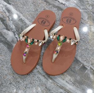 dép  nữ đính đá (form rộng đặt lùi 1 size) có 2 kiểu xỏ ngón và quai hậu đế cao su dẻo quai mềm mang êm chân size 35 đến 40.