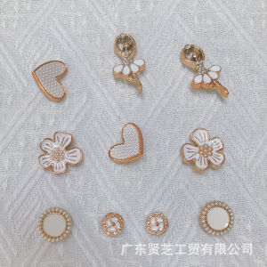 10ชิ้น Crocs Jibbitz ดอกไม้ประดับตกแต่งรองเท้าบัลเล่ต์สีทองที่มีหัวเข็มขัดรองเท้าแบบถอดได้ฝังเพชรสำหรับ Crocs