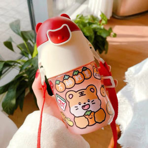 ขวดน้ำเด็ก  แก้วน้ำเด็ก ลายสัตว์น่ารัก แบบหลอดเด้ง มีสายสะพาย+แถมฟรีสติ๊กเกอร์ติดเอง ขนาด 300 ml SB0107