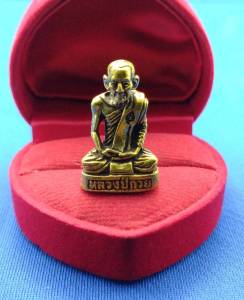 รูปหล่อลอยองค์ เหรียญรูปเหมือน หลวงพ่อกวย วัดโฆสิตาราม จ.ชัยนาท เนื้อทองหลวงฝาบาตร มีทั่งแบบไม่เหลียมกรอบ และเหลียมกรอบ