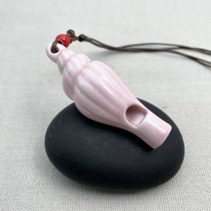 จี้สร้อยคอเป่านกหวีดเซรามิกลายหอยทากทะเลสีชมพูและน้ำเงินสำหรับผู้หญิงทำด้วยมือทำจากเสื้อกันหนาวแบบถักของตกแต่ง K010