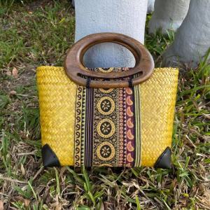 กระเป๋าสาน กระจูด กระเป็าถือ  ทรงญาญ่า ขนาดกว้าง24CM สูง19CM มี 2 สี สินค้าทำมือ มีซิปและซับใน สามารถจุของได้เยอะSweetyou