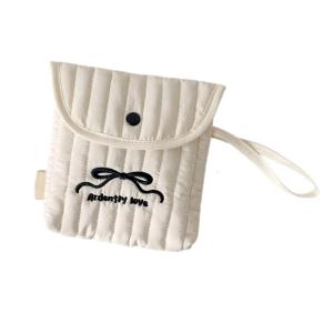 ถุงเก็บกระเป๋าเครื่องสำอางผ้าโพลีเอสเตอร์กระเป๋าเครื่องสำอางประจำเดือนดีไซน์รูปโบว์ปักอย่างสง่างามสำหรับ Essential ประจำวัน