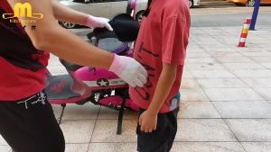 สายรัดนิรภัยเด็กแบบพกพาสำหรับขี่สกู๊ตเตอร์ไฟฟ้าและมอเตอร์ไซค์ เข็มขัดเอวป้องกันการล้มแบบคงที่ เสื้อกั๊กสำหรับเบาะหน้าและหลังของยานยนต์ไฟฟ้า #