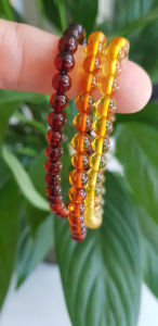 Vòng Hổ Phách tự nhiên đeo quấn tay kiểu 3 vòng Size hạt 5mm 3 màu tam hợp màu vàng anh cam đỏ đậm phối tay các Chị Em Nữ lên tay đeo rất xinh chỉ có 890k/1 chiếc ạ