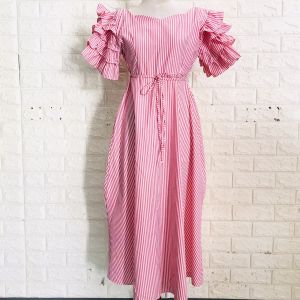 ชุดเดรสยาว แขนระบายชั้นๆ คอกลม ลายแถบสีแดง เอวผูกโบว์ กระโปรงพองบาน น่ารักมาก ผ้าคอตตอน ใส่สบาย