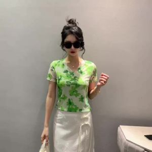 Ammin 2024 mùa hè đơn giản cổ chữ V thời trang hoa màu xanh lá cây Áo thun in hình nữ phiên bản Hàn Quốc cỡ lỡn Tranh bán chạy vàng sáng tay ngắn áo blouse thanh lịch