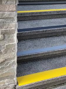 Anti slip rubber pads PVC rubber strips stair anti slip strips wear-resistant tape adhesive strips floor tiles step stickers restaurant self-adhesive flooring bathroom exte