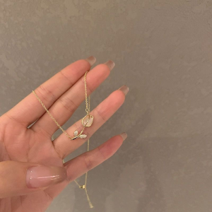Gold‑Plated Elegant Tulip Necklace For Women Niche High‑End Gentle All‑Match Clavicle Chain Delicate Flower Fashion Jewelry Perfect For Daily Dating Occasions & Sweet Gift For Girlfriends