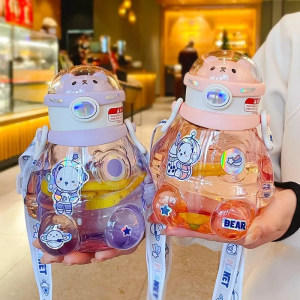 Botol Minum Anak Anti Tumpah HX-317 700ml Karakter Beruang Astronot Lucu Plus Tali Gantungan Bahan Kualitas Tinggi Plastik food grade (BPA FREE) Plus Sticker Keren