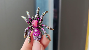 Beautiful Spiders Shaped Brooch Exquisite Spiders Brooch Pin Inlayed with Rhinestones Stylish Collar Pin Ornament