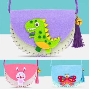 🔥HOT🔥เด็กแฮนด์เมด DIY ของเล่นผ้า C rossbody กระเป๋าหัตถกรรมชุดไม่ทอทอผ้าต้นการศึกษา DIY รู้สึกชุดกระเป๋าวัสดุสัตว์หัตถกรรมชุดจักรเย็บผ้าพื้นฐานสำหรับเด็กสาวของเล่นเด็กหัตถกรรมของเล่นเด็กเย็บโครงการกระเป๋าแฮนด์เมด