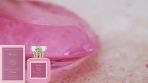 Roxelis  Strawberry Candy Sweet & Vibrant Perfume   A portable perfume with a fresh sweet and long-lasting fragrance perfect for dates commuting and various occasions