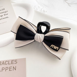 KẸP CÀNG CUA TRẮNG ĐEN PHÒNG CÁCH BLACK & WHITE SANG TRỌNG ĐÍNH CHỮ MIN