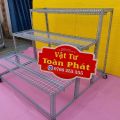 Kệ sắt V lỗ bậc thang 3 bậc GẮN BÁNH XE  Khung làm bằng V4 x4cm( bậc kệ làm bằng tấm vỉ sắt ) nhiều kích thước. 