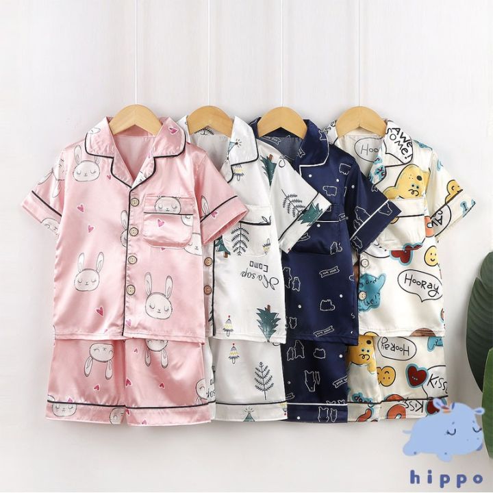 👶เซ็ตชุดนอนเด็กเสื้อคอปกแขนสั้นและกางเกงขาสั้นผ้าซาติน ผ้าลื่น ลาย ...