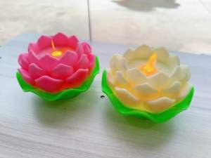 DT94-39 เทียนไฟ LED ดอกบัวพร้อม ใบบัวสีเขียว M10-1