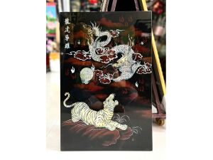 Tranh sơn mài Thanh Bình Lê- LONG TRANH HỔ ĐẤU size 40x60 cm khảm cừ chìm cao cấp