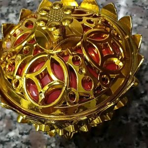 Thố sen thiếc vàng đựng vật phẩm phong thủy đặt bàn thờ Thần tài