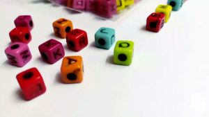 ลูกปัดลูกเต๋า ลูกปัดABC ลูกปัดตัวอักษรสีเข้ม 60-65 ชิ้น