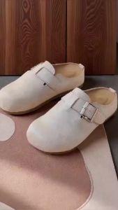 Women’s suede platform sandals with adjustable straps a luxurious design for 2026. These slip-on sandals are suitable for both indoor and outdoor wear and provide arch support.