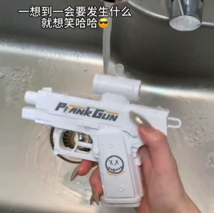 White/Blue Creative Double-sided Water Gun Mini Water Play Toy Prank Water Fight白/蓝创意双向水枪迷你戏水玩具整蛊打水仗