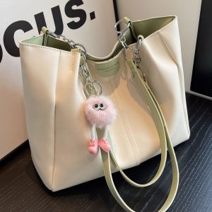 กระเป๋าสะพายไหล่ หนัง PU ความจุเยอะ สไตล์เกาหลี แฟชั่น สไตล์มินิมอล สําหรับสตรีและนักเรียน พร้อมจี้ตุ๊กตา