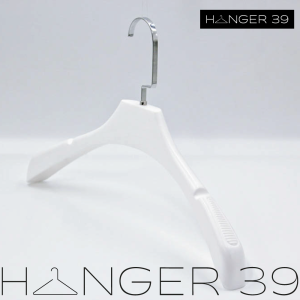 ไม้แขวนเสื้อ ไม้แขวนสูทพลาสติก รุ่น 228  มีร่อง มีกันลื่น  มีร่องคล้องสายเสื้อ 12 ไม้