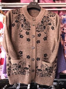 **สินค้าต้อนรับหน้าหนาว**เสื้อกันหนาวคนแก่(ผู้หญิง)**เสื้อไหมพรม พิมพ์ลาย**ใส่ดูดีดูแพง เสื้อโค้ท อก34-42นิ้วใส่ได้จ้า ลายดอกไม้ ใส่แล้วอบอุ่น