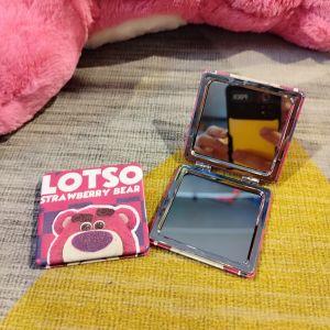 Gương mini gấu dâu Lotso 2 mặt gấp gọn bỏ túi tiện lợi - Gương trang điểm cầm tay gấu hồng Losto hoạt hình dễ thương