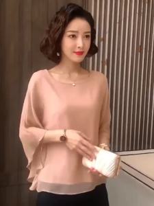 Áo blouse trắng tay ngắn cổ tròn kiểu dáng trang trọng dành cho nữ có nhiều kích cỡ tay áo có đường gợn sóng.
