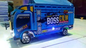 TRUK OLENG MINIATUR TERLARIS UK.45 Tawakal  miniatur truk oleng jumbo ukuran P 45cm  bahan triplek fariasi full setiker ada lampu dan terpal roda depan bisa belok