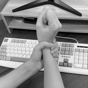 ACETERY Ultra Thin Wrist Brace for Tear with 3D Cushion Pads Ulnar Wrist Brace for Ulnar Sided Wrist Pain Adjustable Compression Wrist Wrap for Sports