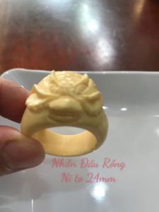Nhẫn Nam Chạm Đầu Rồng Giả Ngà hay Xương Mỹ Nghệ màu trắng Ni to 24mm Cao 18mm Dầy 5mm Dành Cho Các Anh Nam đeo nhẫn ngón tay cái hay bất kỳ ngón tay nào ni lọt vừa tay là 24mm rẻ vẫn đẹp như thường chỉ có 250k/1 chiếc ạ