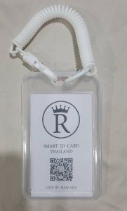 R-814 กรอบพลาสติกใส่บัตรสีขาวใส พร้อมสายคล้องข้อมือแบบขด ยืดหยุ่นได้ (แพ็ค 1ชุด)