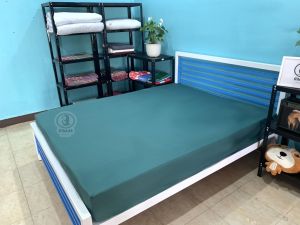 ผ้าปูที่นอนสีพื้น มีขนาด 3 3.5 4 5 และ 6 ฟุต รัดมุมทั้ง 4 ด้าน ฝีมือคนไทย ผลิตที่เมืองไทย