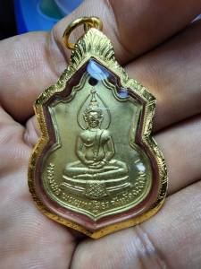 เหรียญหลวงพ่อโสธร หลังยันต์เล็ก ปี09 กระไหล่ทองเดิมๆ แท้สวยเดิม พร้อมเลี่ยมทองคำแท้