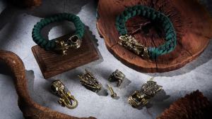 NBEADS 4 Pcs 2 Colors Paracord Bracelet Beads Dragon Head an Brass Large Hole Spacer Beads for Jewelry EDC String Pendant Parachute String Tool