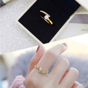 Nhẫn titan nữ Vàng Hồng đính xoàn xéo cách điệu