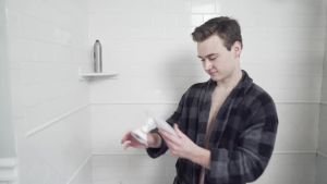 Gương tắm không sương mù HONEYBULL để cạo râu có giá đỡ hút chân không màu trắng Phụ kiện phòng tắm bằng acrylic chống vỡ có khả năng xoay 360 độ & móc treo dao cạo tích hợp phản chiếu rõ ràng trong hơi nước & lắp đặt không cần khoan.