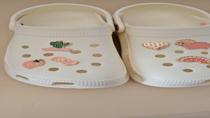 Charm gắn dép cross B46 sticker dép sục mẫu giả kim màu sắc hồng cam