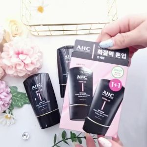 Tinh Chất Chống Nắng AHC Masters Tone Up Sun Serum SPF50+ PA++++ 50ml - - Dưỡng ẩm sáng da: Cấp nước sâu bằng Hyaluronic Acid và dưỡng sáng nhờ Niacinamide. - Kiểm soát dầu nước: Kiềm dầu nhẹ kháng mồ hôi giúp lớp nền bền màu không loang lổ.